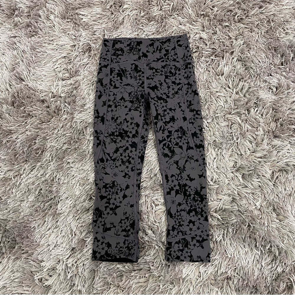 Lululemon In Movement Crop Leggings Black Gray Floral 4 - Picture 1 of 5